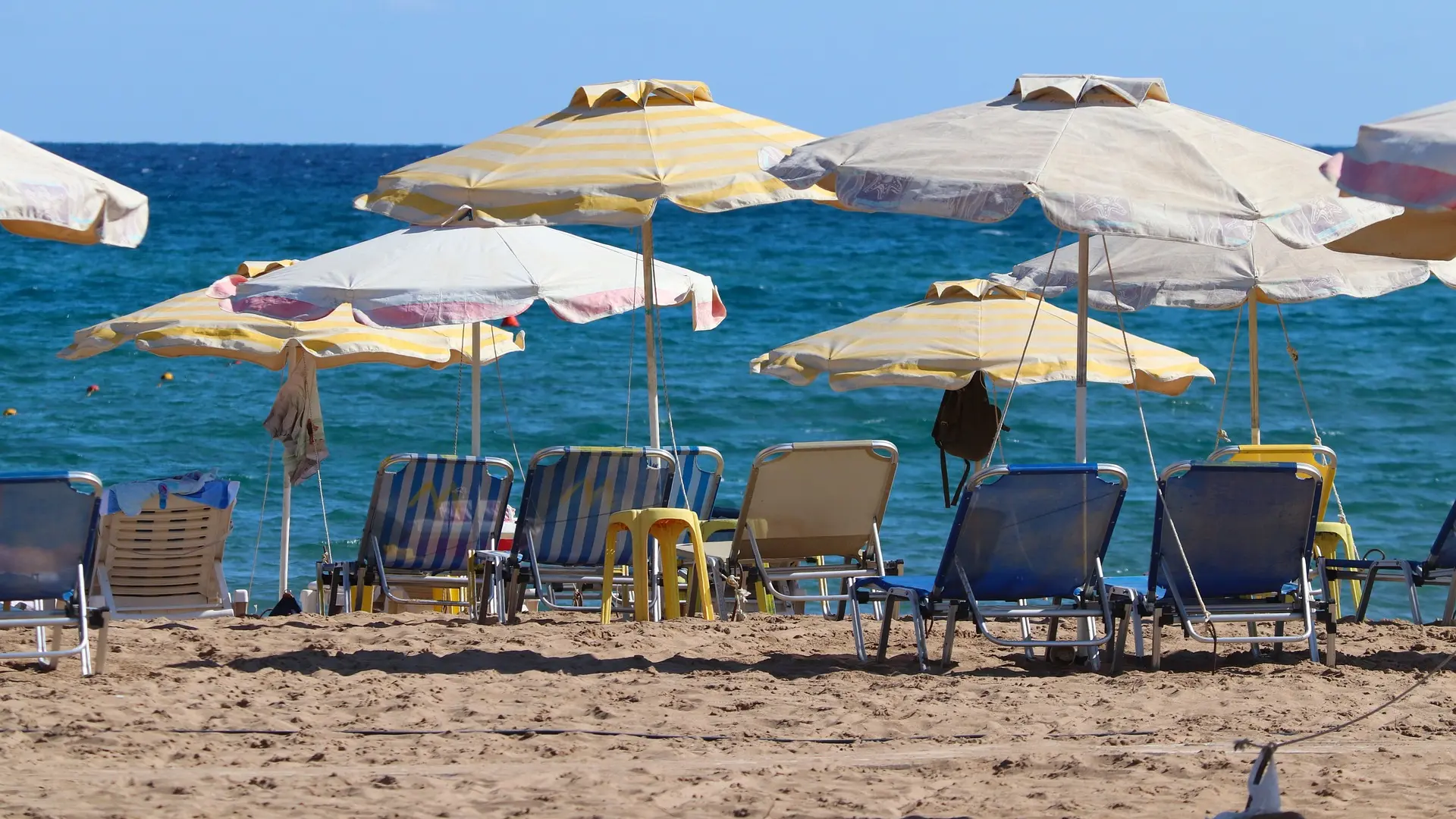 plaža, more, grčka pixabay ležaljke suncobrani-668a75a2e89ae.webp