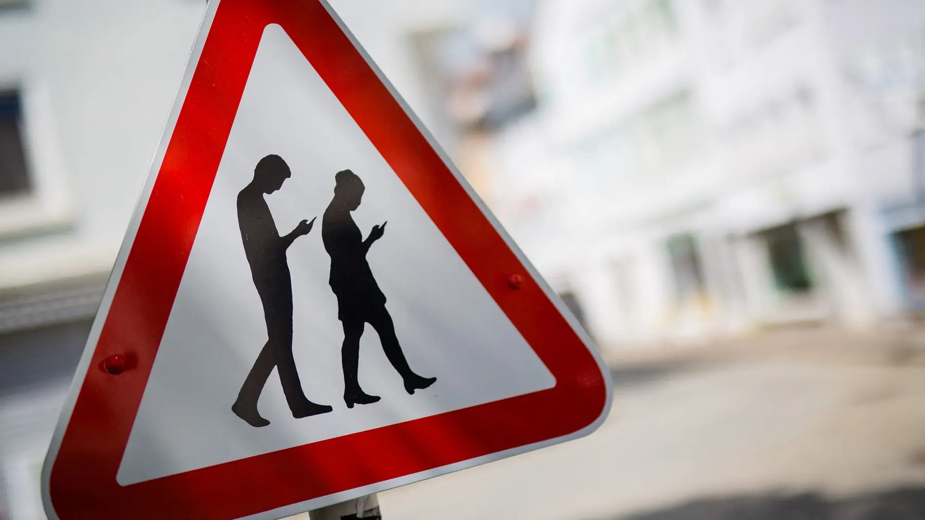 saobraćajni znak mobilni telefoni, zabranjena upotreba mobilnih telefona - rojtlingen, nemačka - 25 april 2018 - profimedia-668800cdb76fc.webp