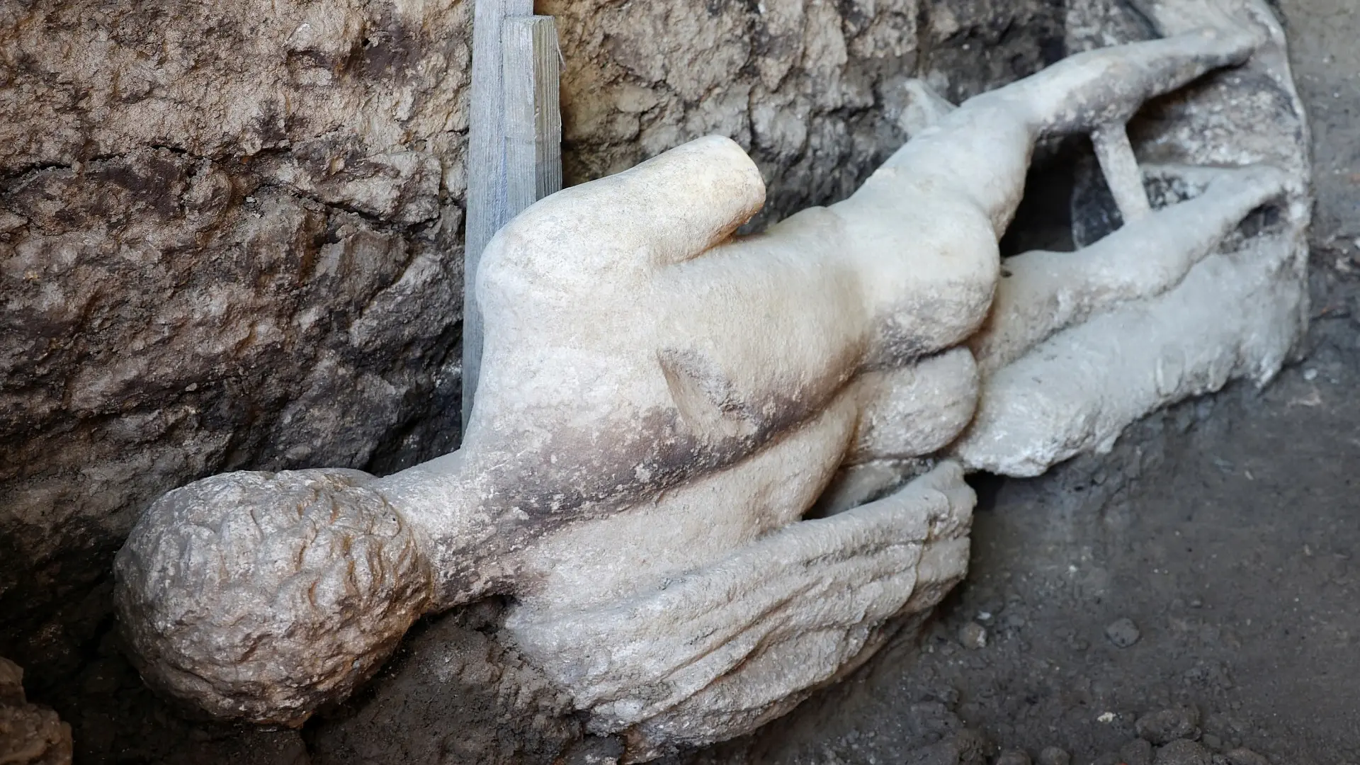 statua grčkog boga hermesa pronađena u bugarskoj, u starorimskoj kanalizaciji - 5 jul 2024 - foto Retuers (3)-668815cb6b2a8.webp