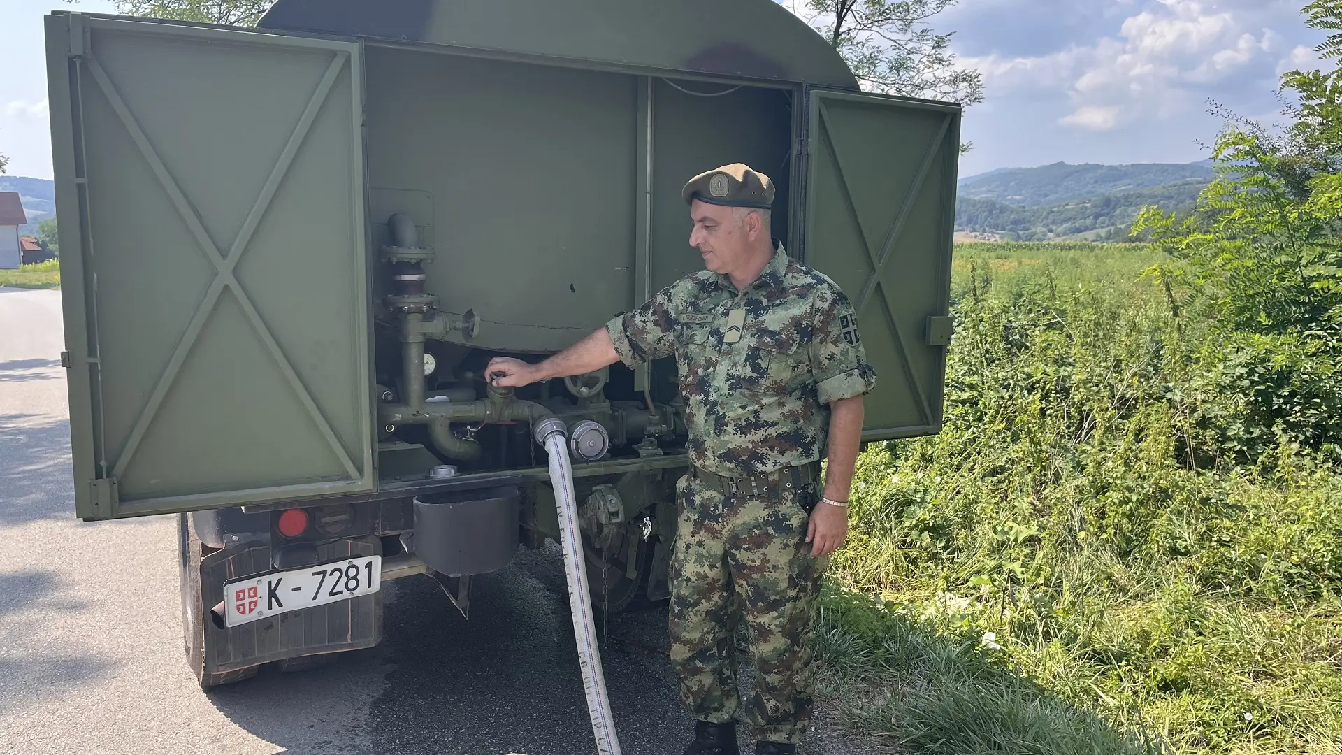 vojska srbije dopremila pijaću vodu meštanima sela oko gornjeg milanovca, 23 jul 2024 - foto Tanjug Branko Lukić (4)-669fb160dd1ec.webp