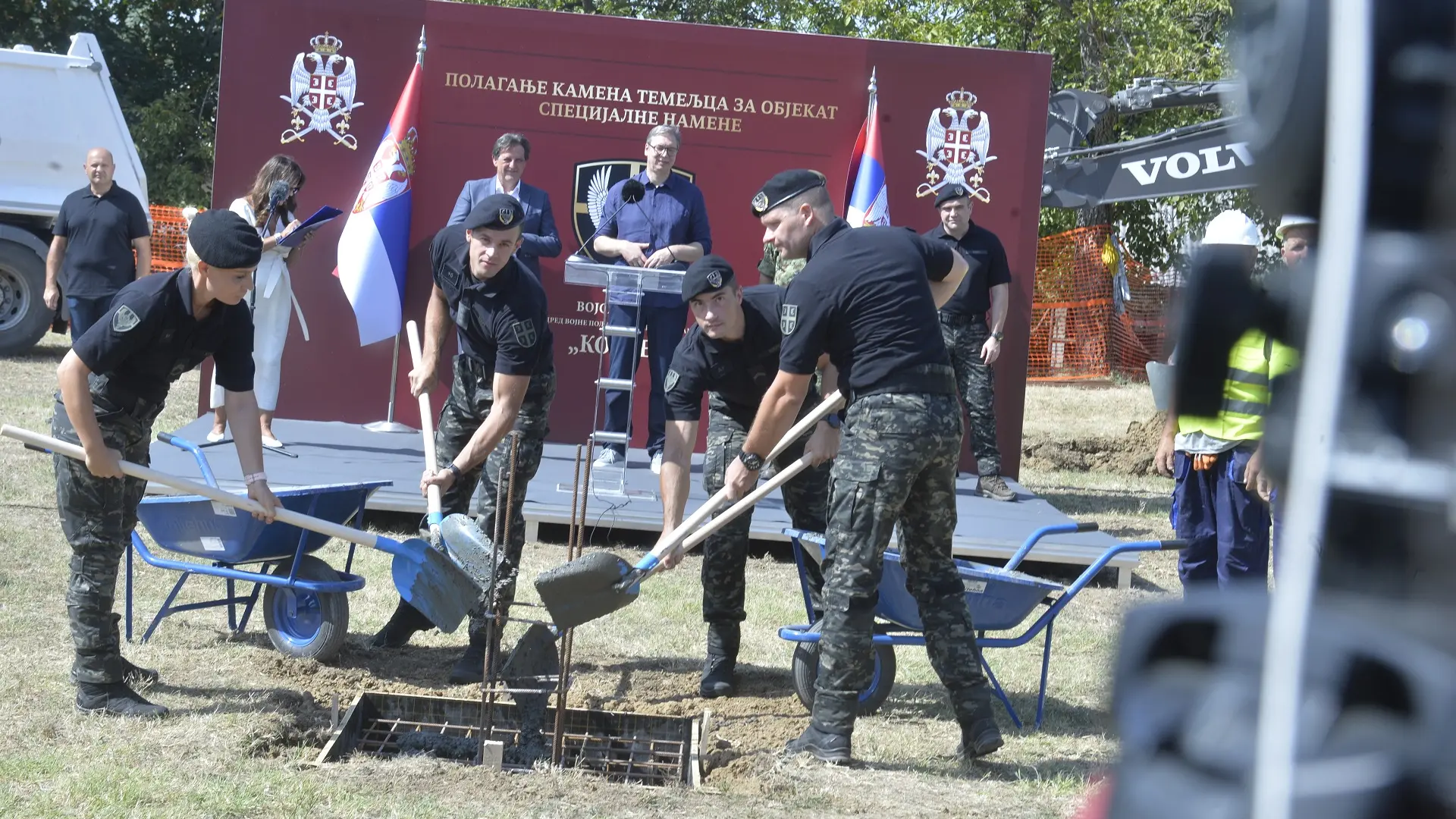 aleksandar vučić u kasarni vasa čarapić, kobre, 24 avg 2024 - foto Tanjug Rade Prelić-66c9a7477f195.webp