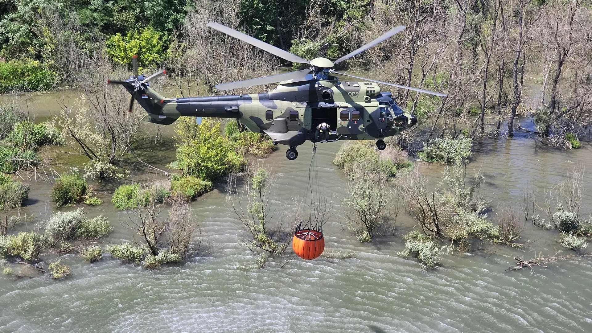 gašenje poažra, vatrogasni helikopter super puma MUP Srbije, 19 jul 2024 - TANJUG OMK MUP REPUBLIKE SRBIJE (2)-66bf423d097c9.webp