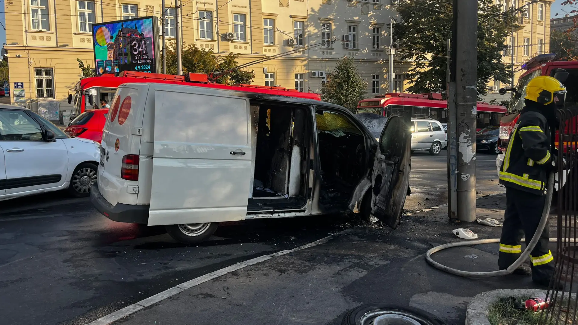 Zapaljeno kombi vozilo na uglu ulica Kneza Miloša i Kraljice Natalije - foto UNA 1-66d886e141194.webp