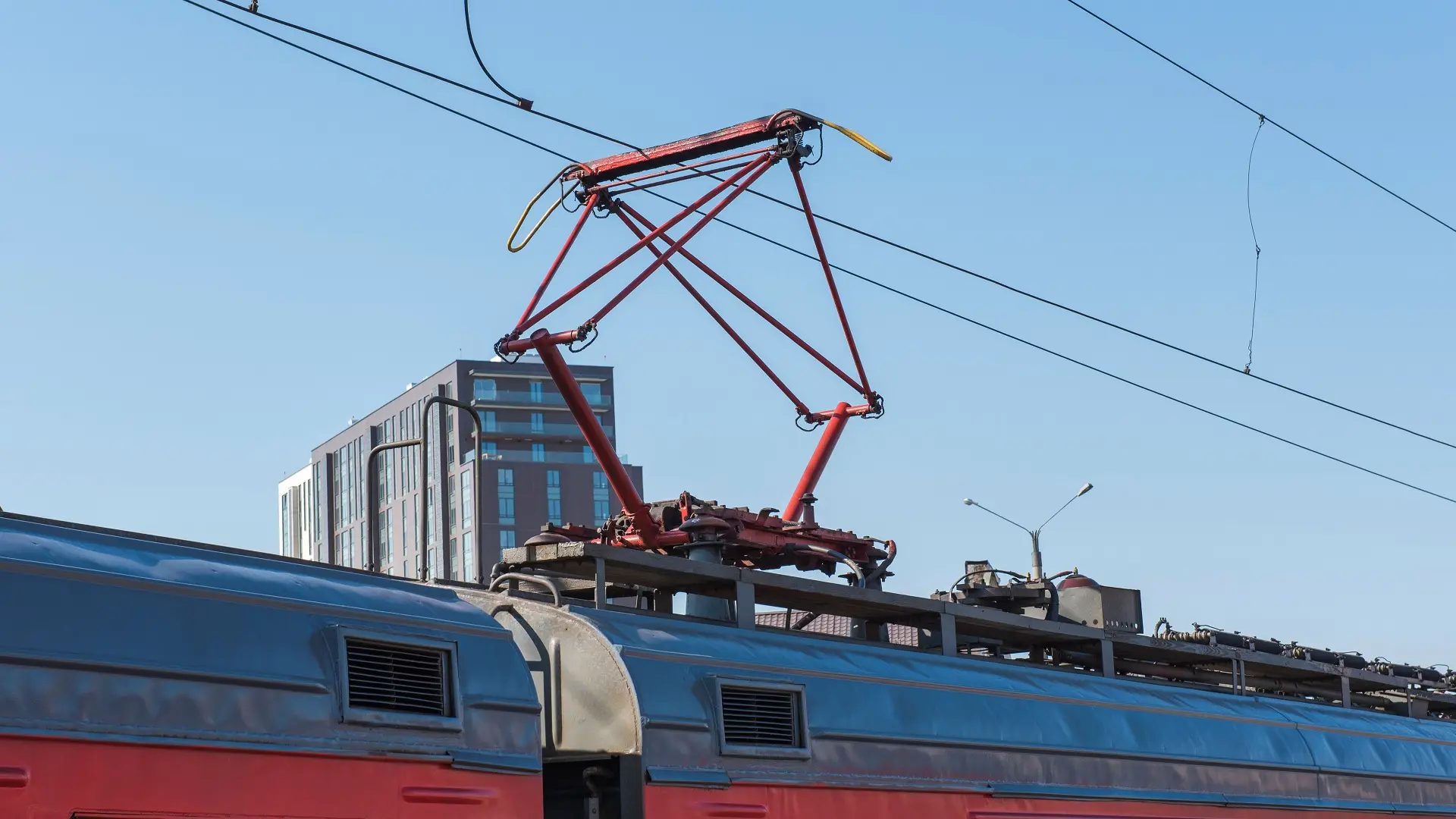 kontaktna mreža, železnica, šine, elektrificirana pruga, vagon - shutterstock_1388498060-66ddc3033c86b.webp