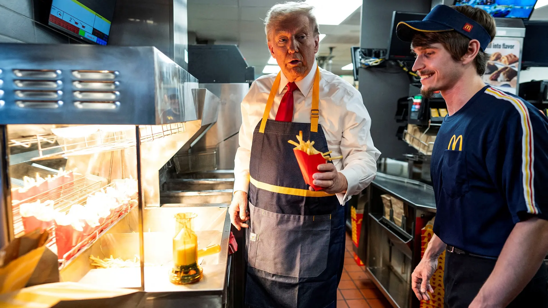 donald tramp u mekdonaldsu, mekdonalds, pomfrit - 21 okt 2024 - Reuters-67162a2ce8feb.webp