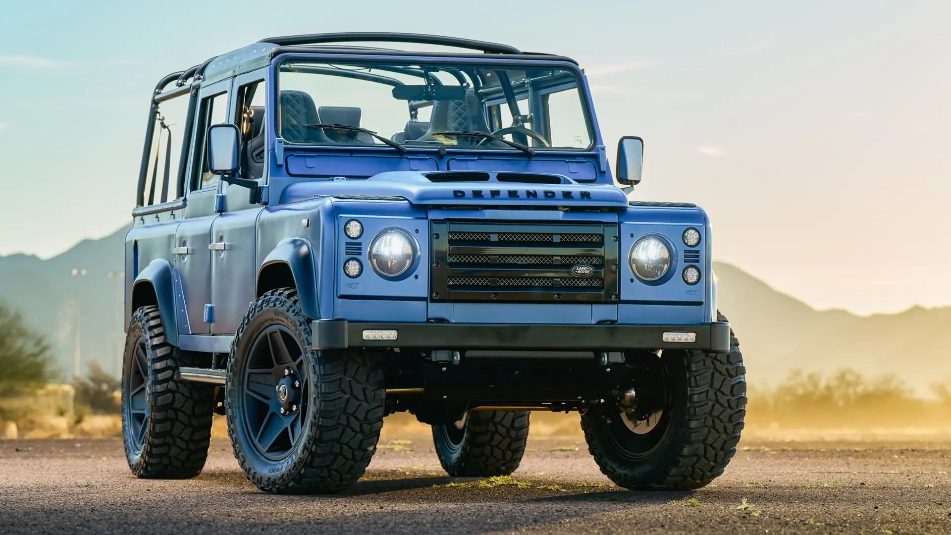 land rover defender 110, lend rover defender - shutterstock_2427985185-67022f9c3cfe2.webp