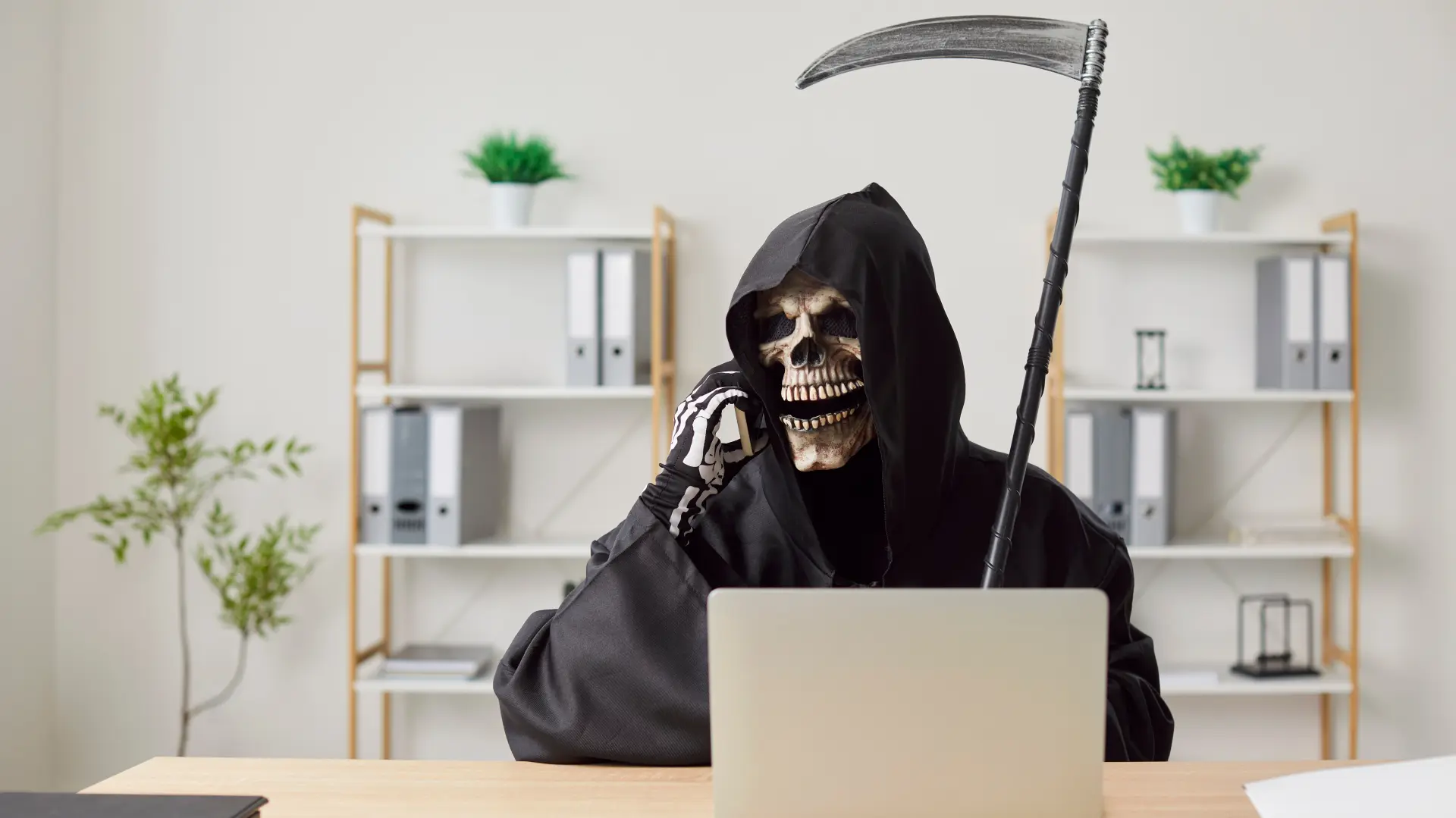 shutterstock, halloweenn  noć veštica maska-6720c46e1bdf0.webp