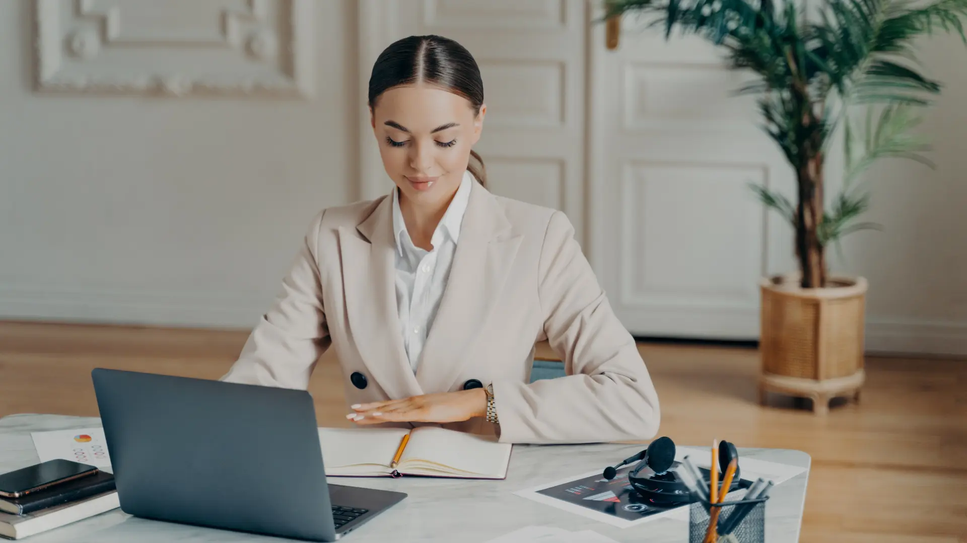 shutterstock_ bussiness woman žena posao kancelarija direktor radni sto uspešna žena devojka-6723375c5326d.webp