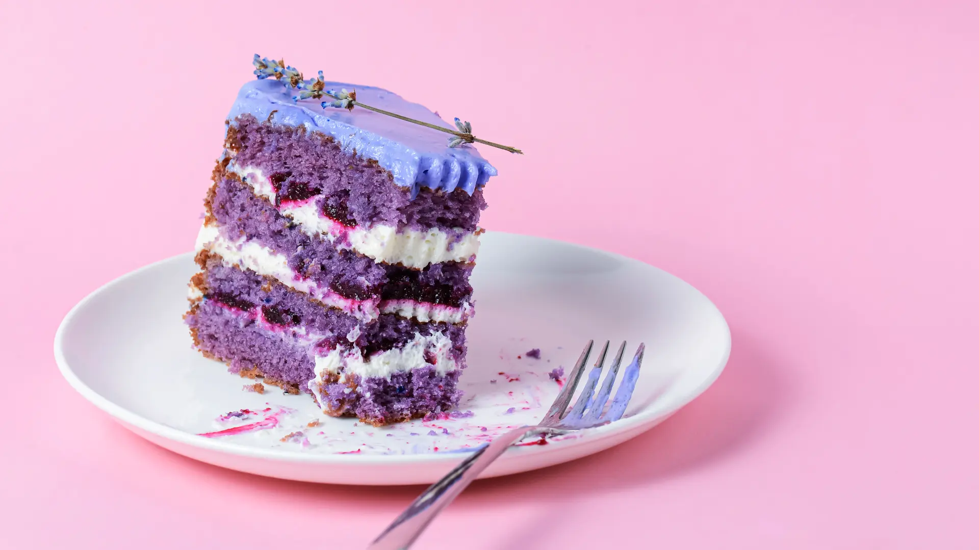 shutterstock_ lavanda čizkejk torta sa lavandom-6735e9979f07e.webp