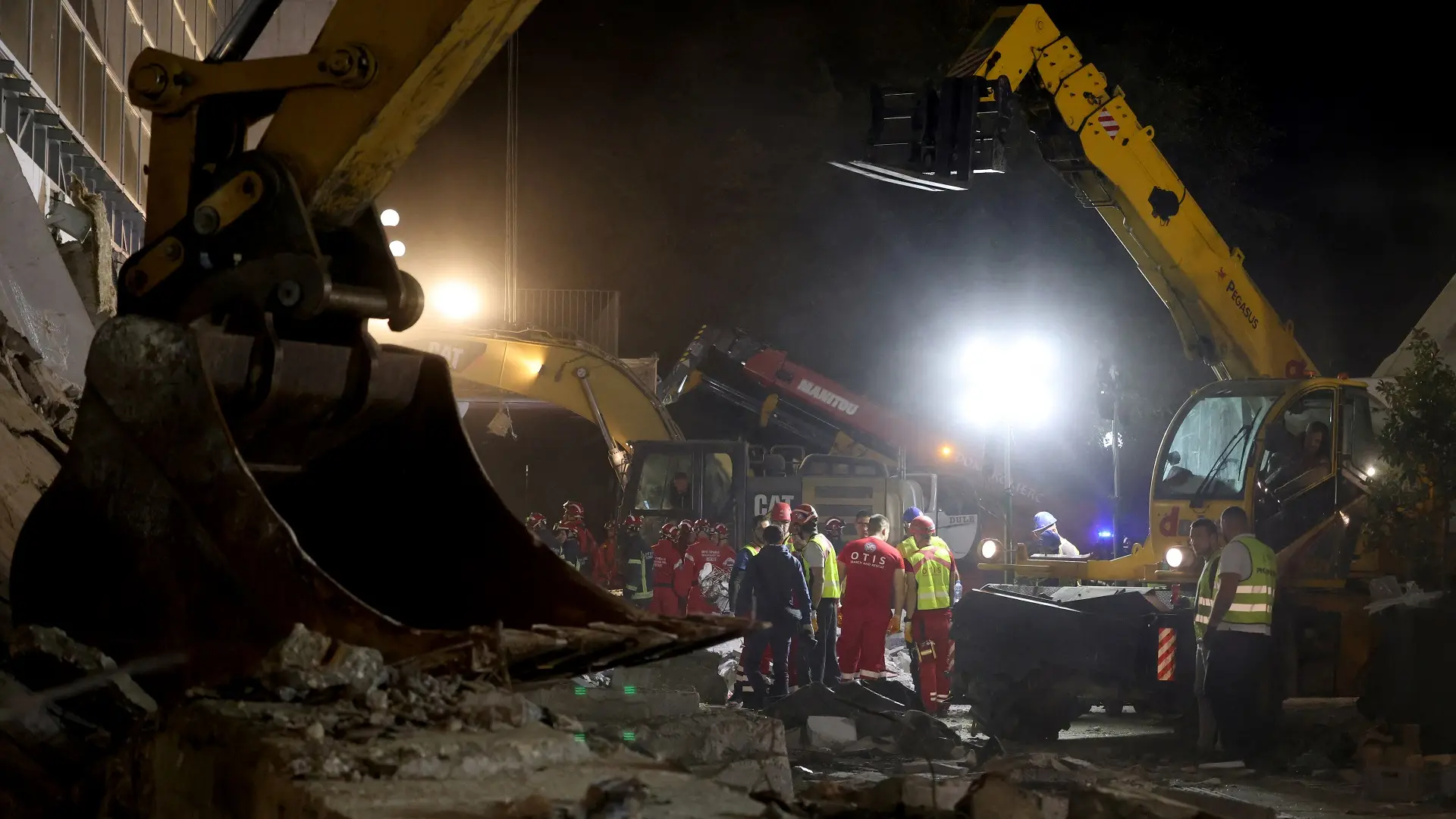 urušila se nadstrešnica na železničkoj stanici u novom sadu, železnička stanica novi sad, 1 nov 2024 - Reuters (7)-6725242e4acb4.webp