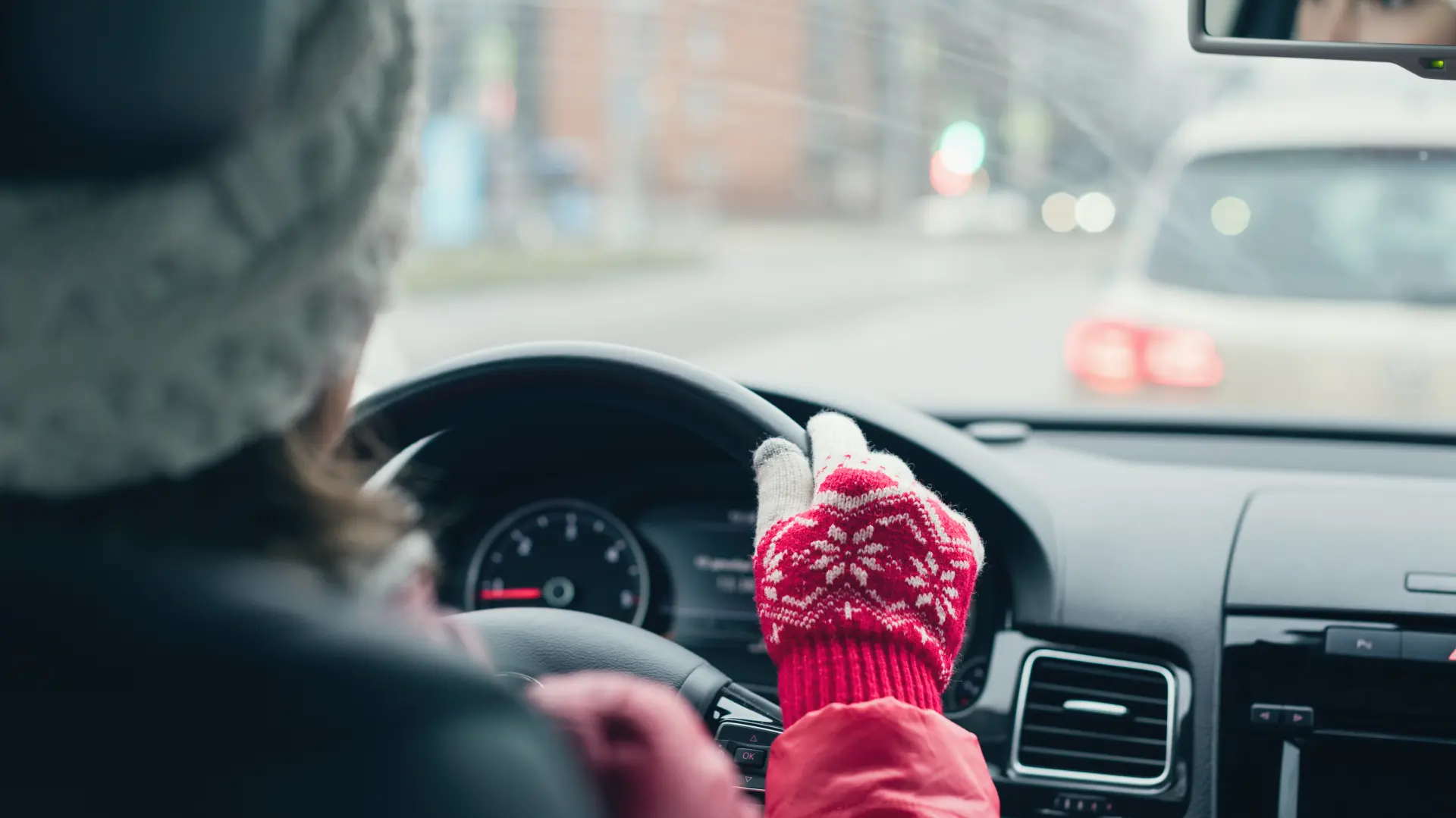 vožnja automobil zimska jakna zima shutterstock-673cfb6fa9d01.webp