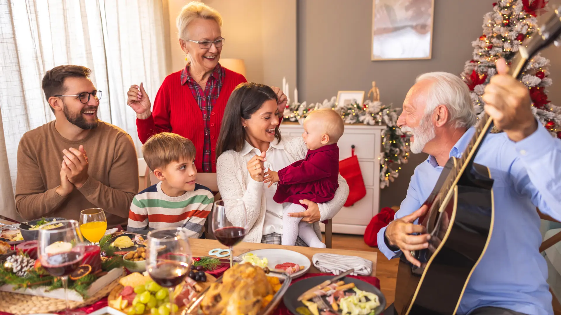 shutterstock porodica sreća božić nova godina ručak večera doček badnje veče muzika pesma praznici baka deka mama tata deca-676d5f1e17e30.webp