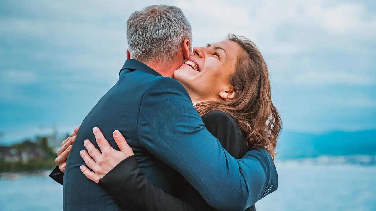 Zagrljaj, sreća, par - Pixabay-678f968a5cd19.webp