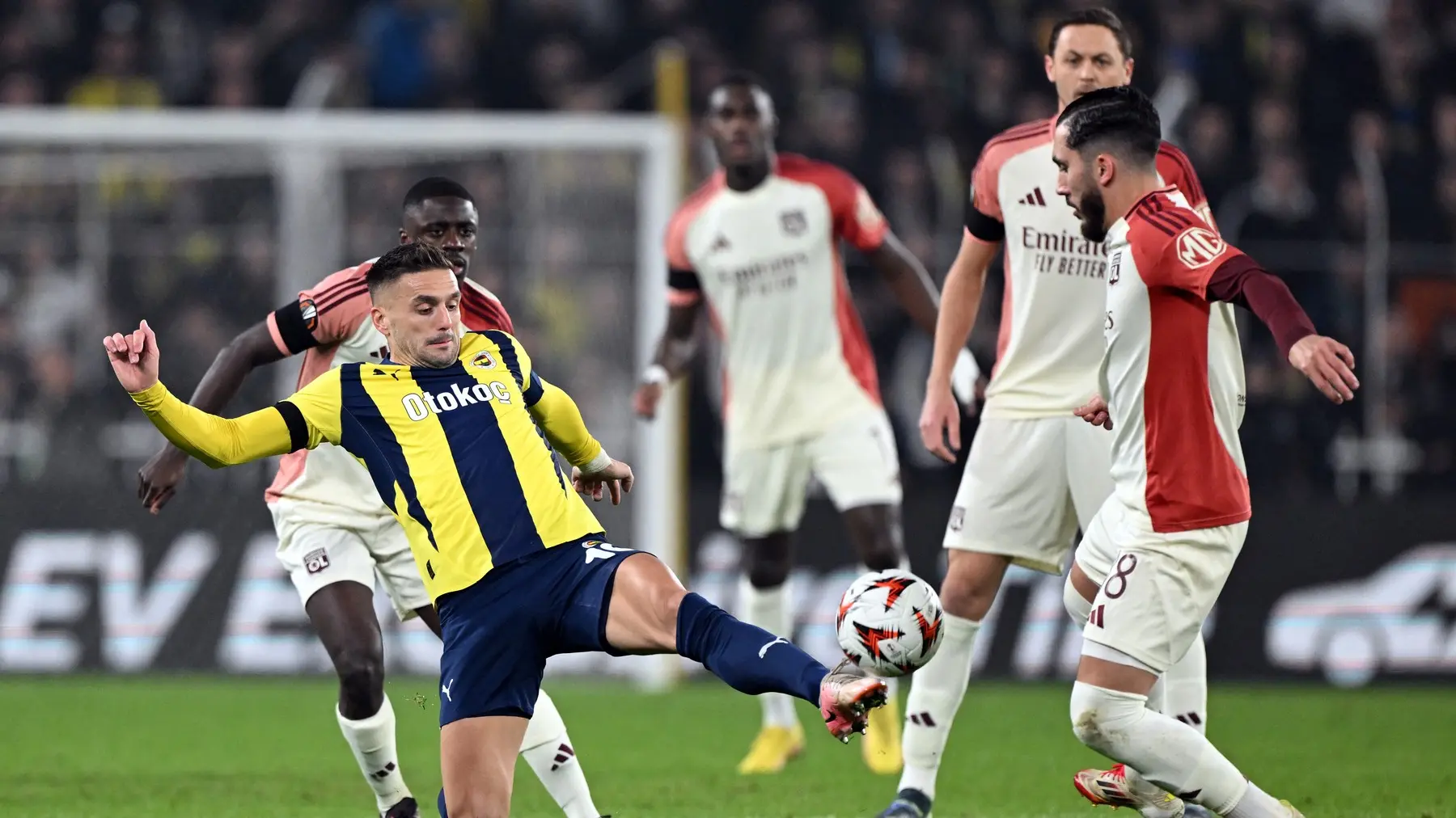 dušan tadić, u pozadini nemanja matić, fk fenerbahče lion, 23 jan 2025 - profimedia-0956898456-6792a3143b361.webp