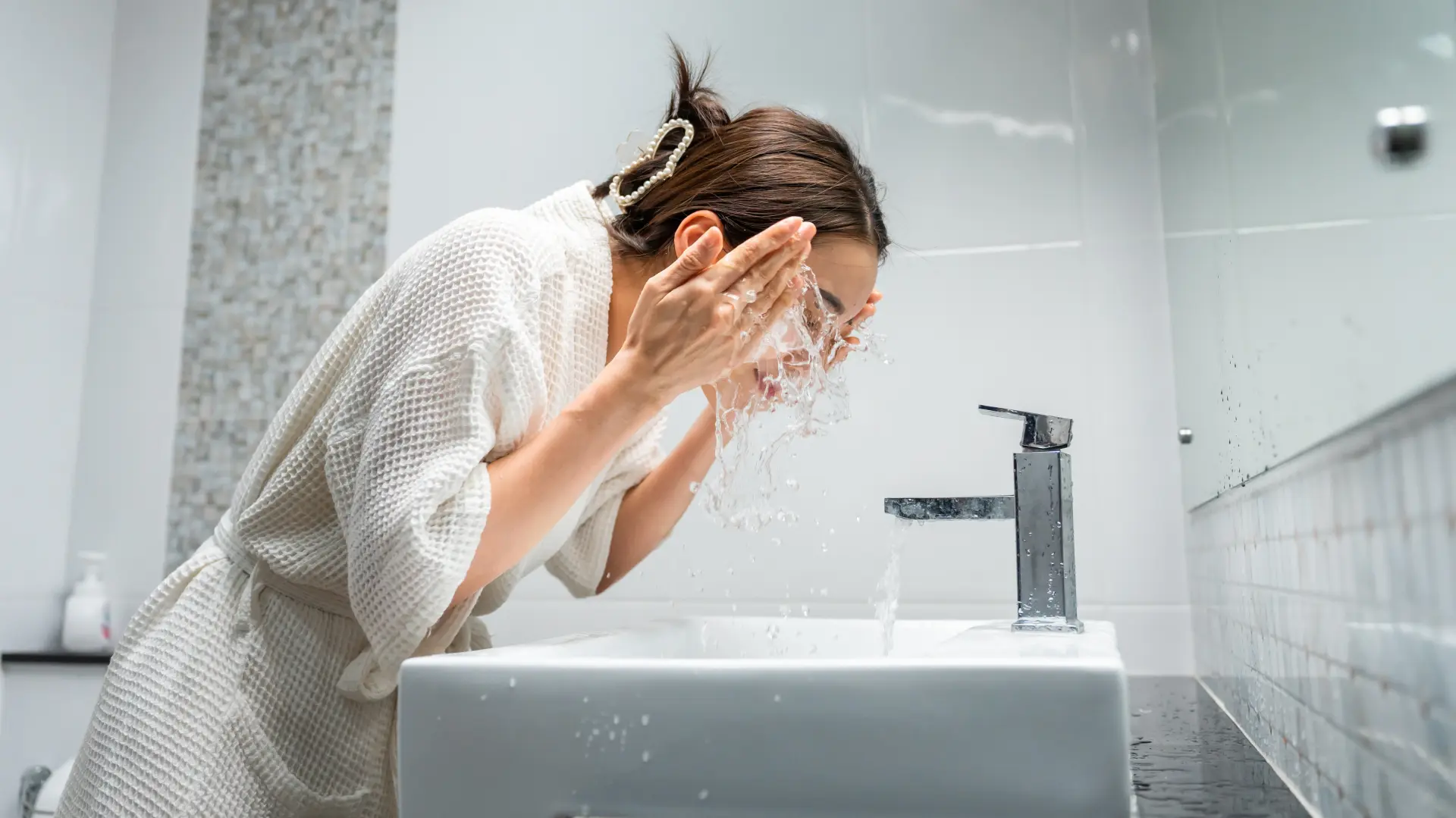 shutterstock_ umivanje kupanje lice nega higijena jutro jutarnja rutina buđenje pranje lica lice koža nega voda lavabo kupatilo-679b44804237f.webp