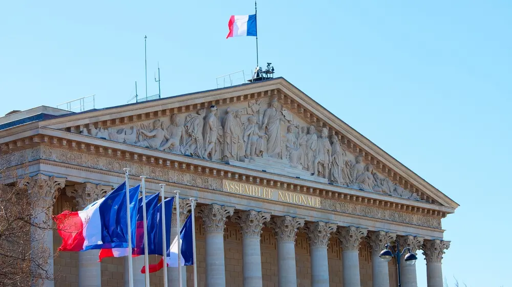 shutterstock_2285268513vlada francuske-pariz, francuska-francuski parlament-Petr Kovalenkov-678104b1e208a.webp