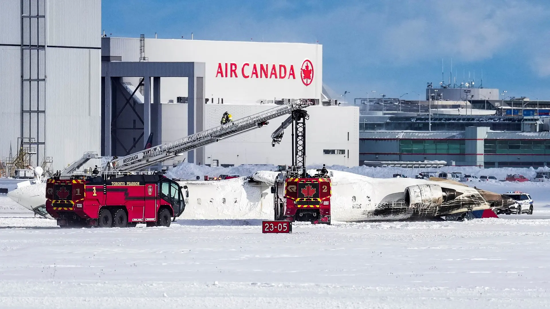 prevrnuti avion na aerodromu u torontu, toronto, delta erlajns airlines, avionska neserća - 17 feb 2025 - REUTERS-67b431f7a15c3.webp