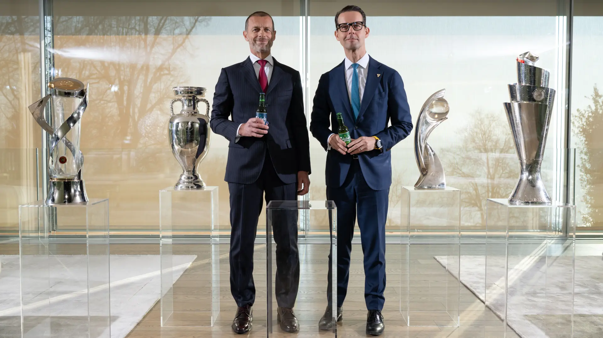 Foto_Jacob Aarup-Andersen, izvršni direktor Carlsberg Grupacije i Aleksander Čeferin, predsednik UEFA-67dd72054eb8f.webp