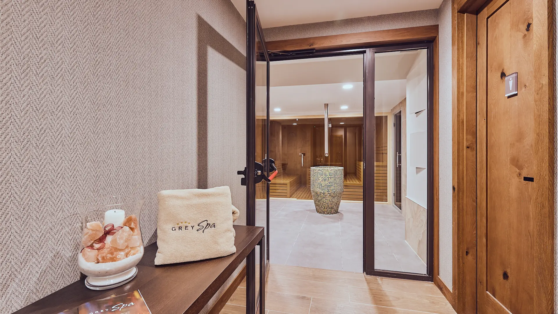 Grey Hotel Dan žena (2)-67c9890d83847.webp