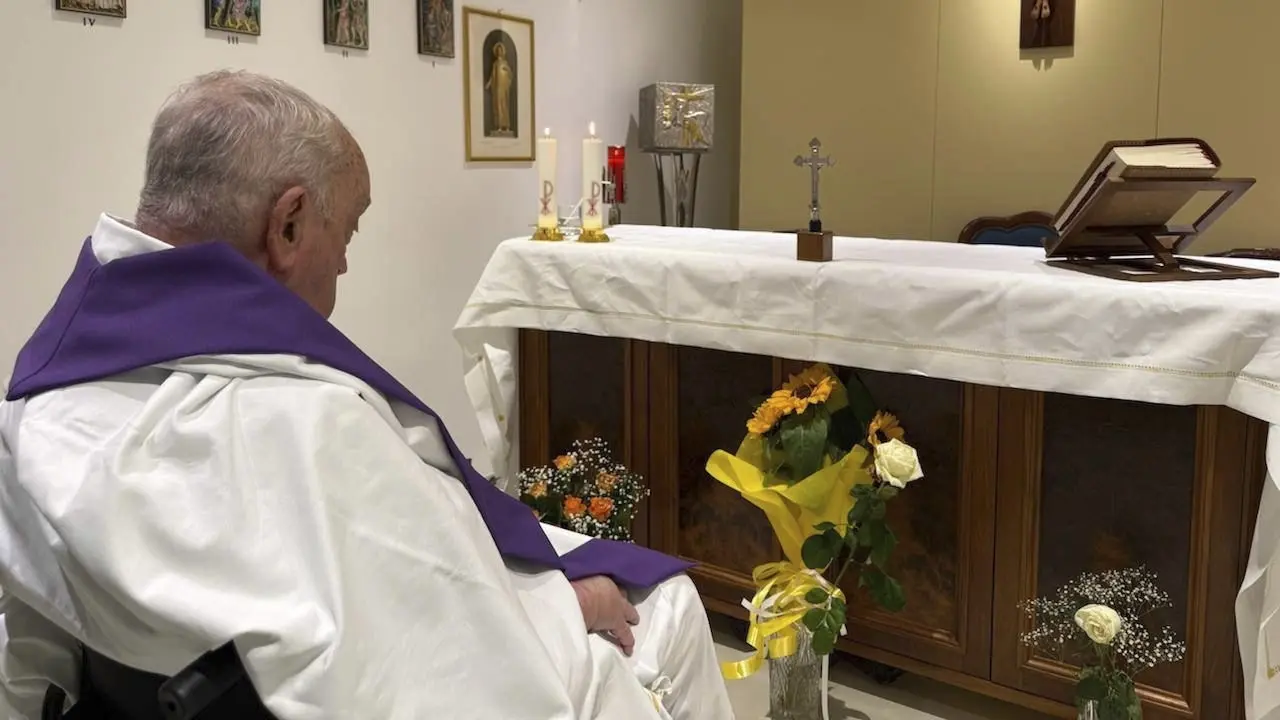 papa franja u bolnici, 16 mart 2025 - Vatican Press Hall, Via AP-67d72cf5d2a9f.webp