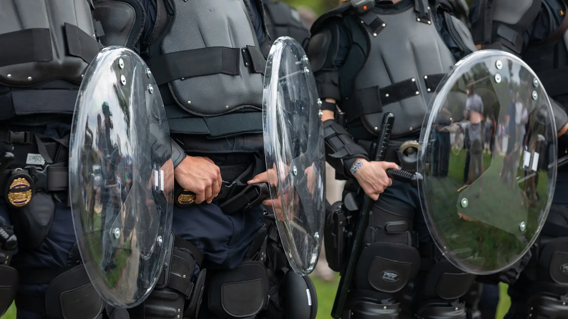 policija, policijski štit, pancir - shutterstock_2043981644-67c708ee57e10.webp