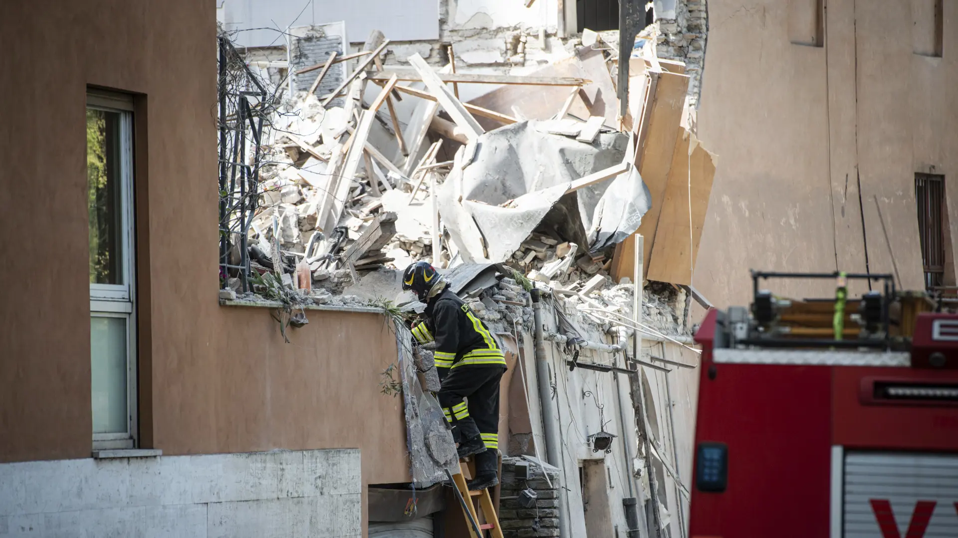 ruševine, srušen deo zfrade, eksplzija, rim - tanjug - Valentina StefanelliLaPresse via AP-67e0372a1c999.webp