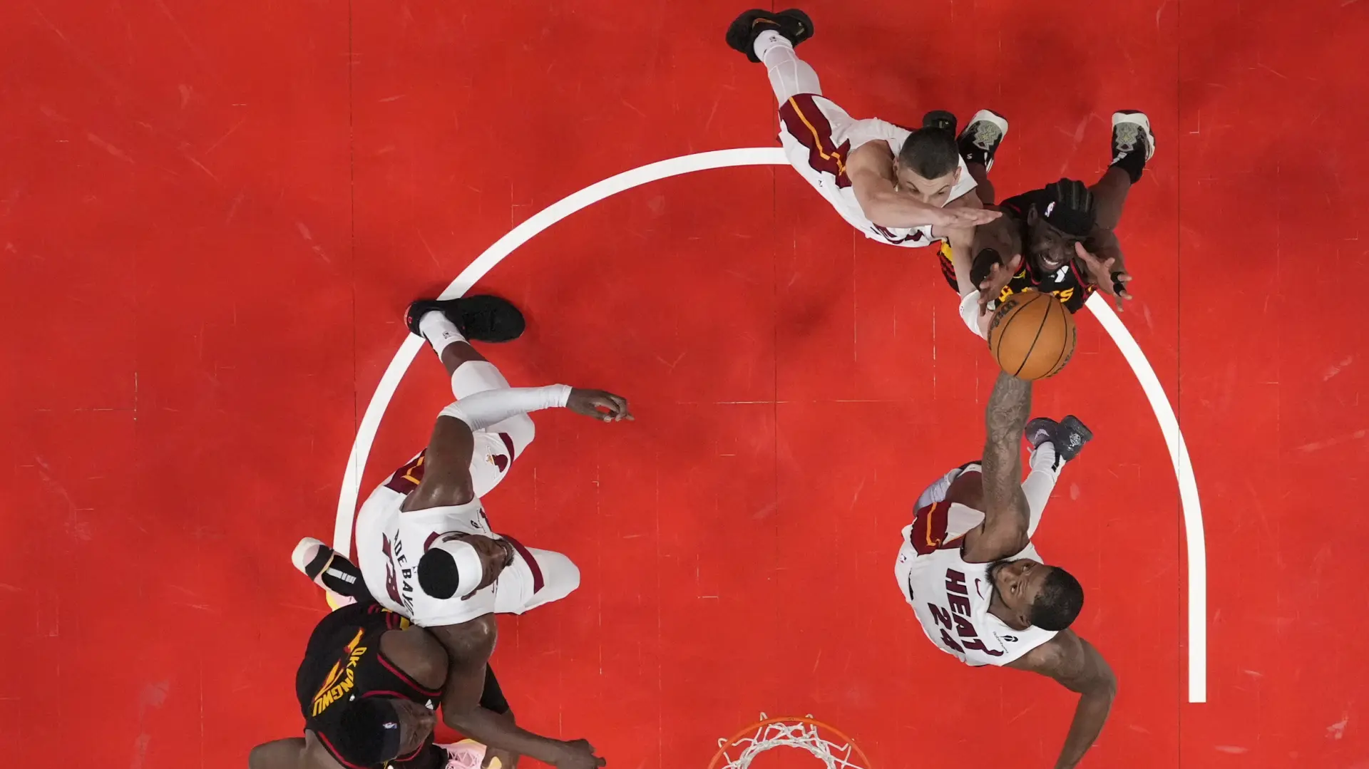 Tan2025-04-1904331808_4 majami hits nba liga AP PhotoBrynn Anderson-68035bca80943.webp
