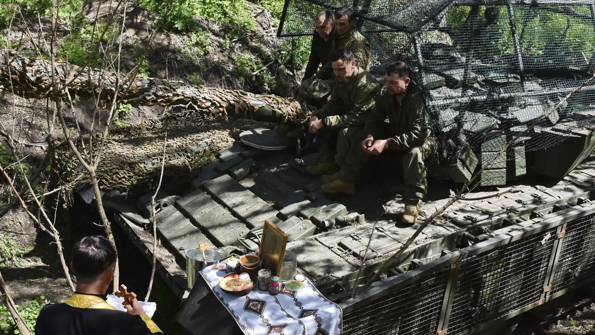 Tan2025-04-2015561928_4 vaskrs ukrajinski vojnici Andriy AndriyenkoUkraine's 65th Mechanized Brigade via AP-6805e949a0de1.webp