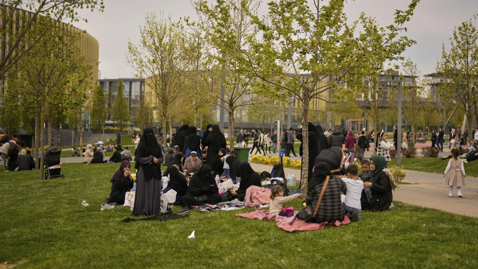 Tan2025-04-2313181987_6 istanbul zemljotres AP PhotoKhalil Hamra-680a207f56b53.webp