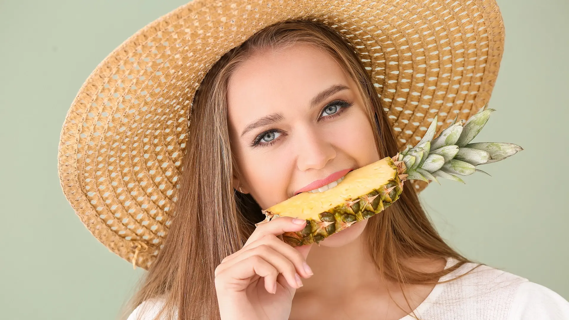 ananas, jedenje ananasa, žena jede ananas, ishrana, hrana - shutterstock_1408337192-67f382bae80a7.webp