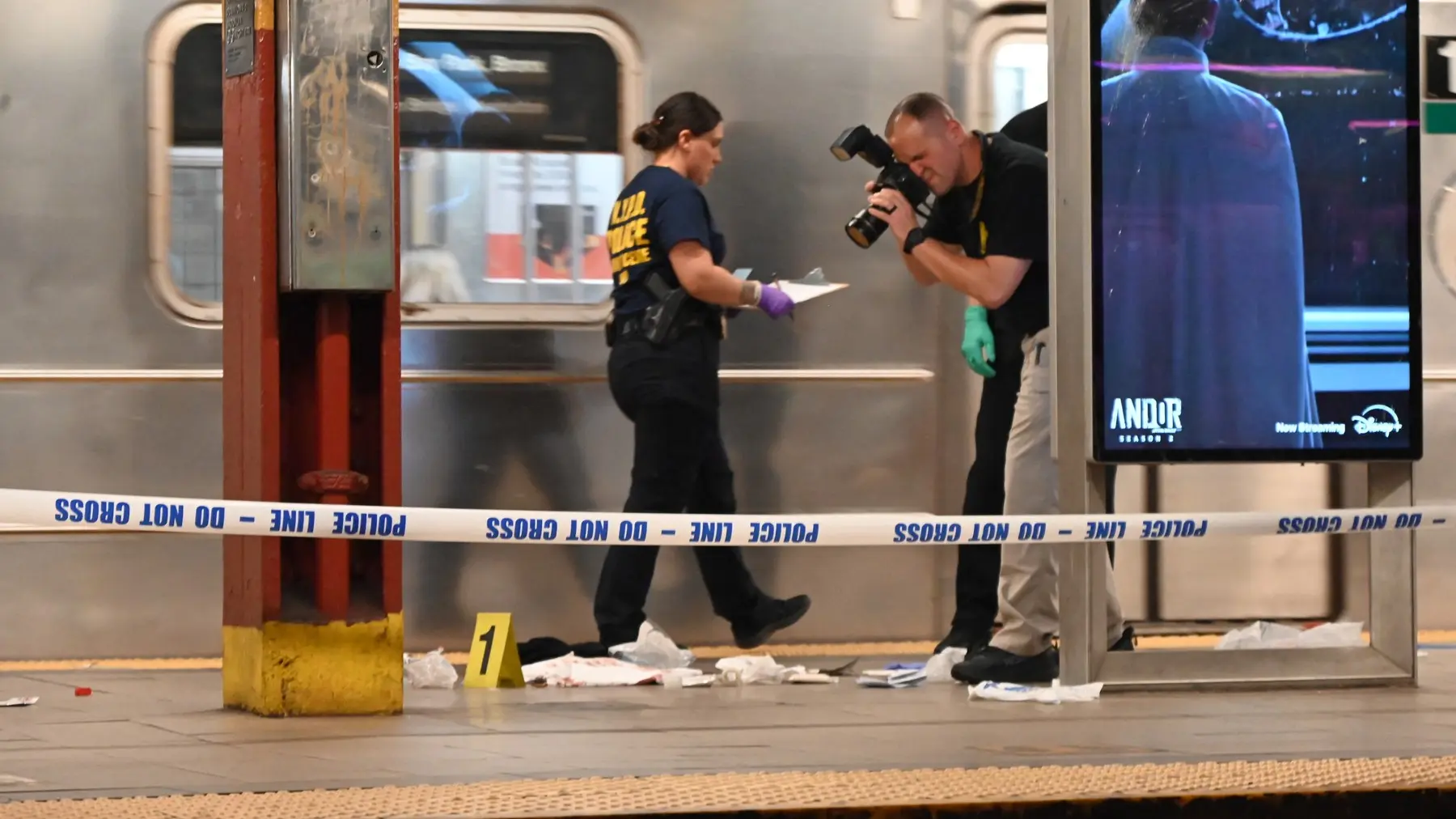 njujorški metro, njujorški američki policajci, njujorška policija, metro u njujorku - 25 april 2025 - profimedia-0992255355-681223e2f1254.webp