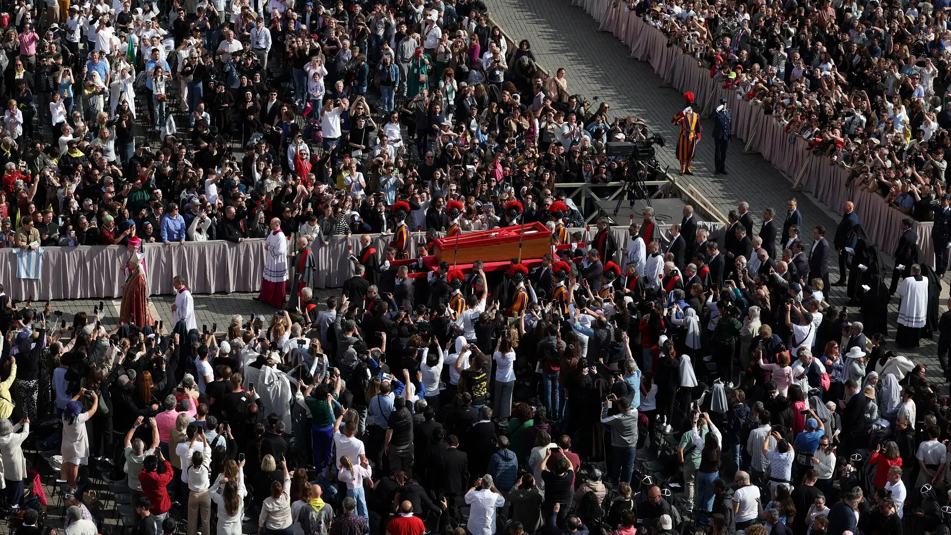 papa franja, ceremonija prenošenja tela pape franje u baziliku svetog petra - 23 april 2025 - Reuters-680897cde4b6b.webp