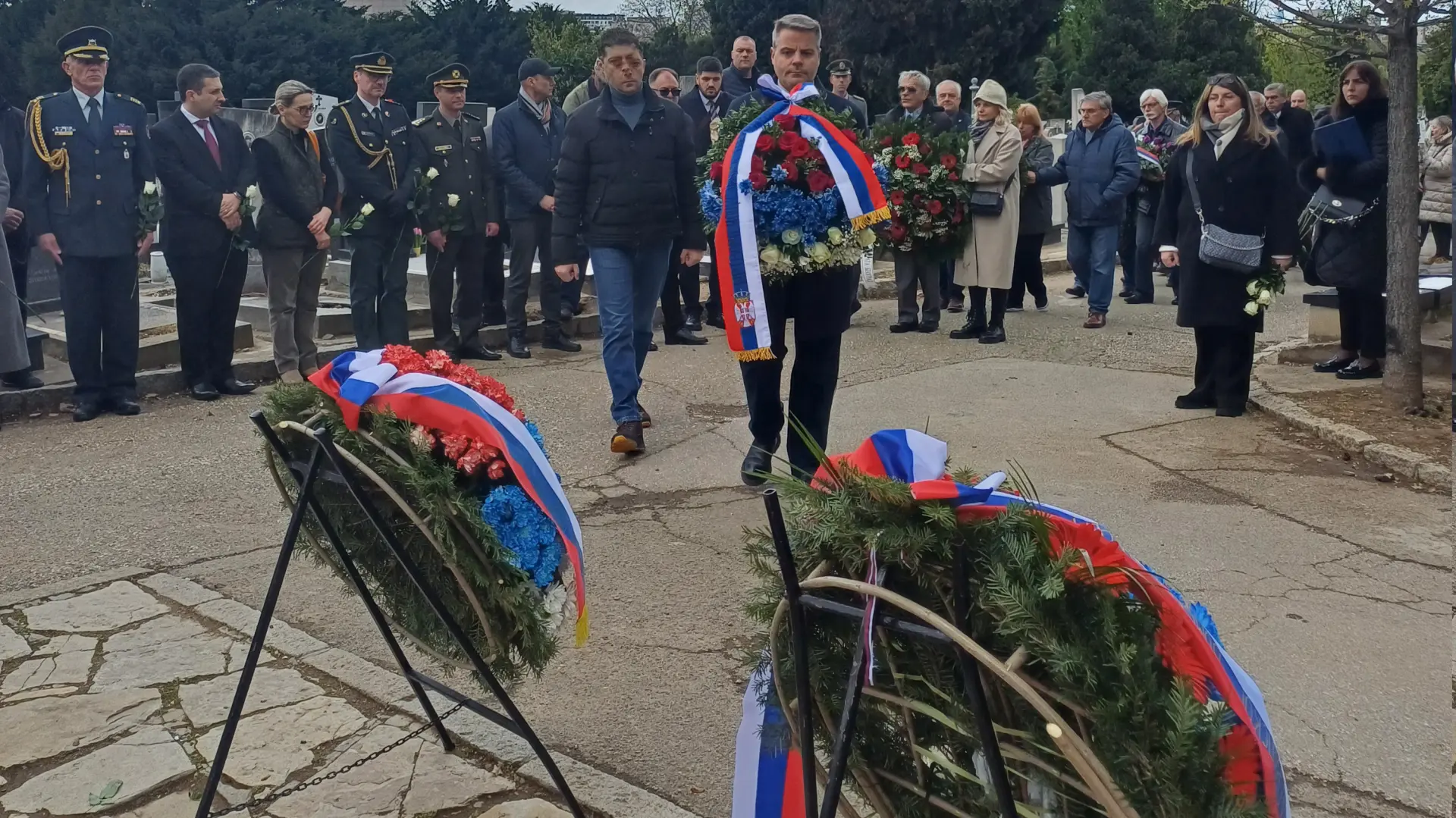 polaganje venaca u aleji stradalih na novom groblju, 6 april 2025 - TANJUG BEOINFO-67f261020e7c4.webp