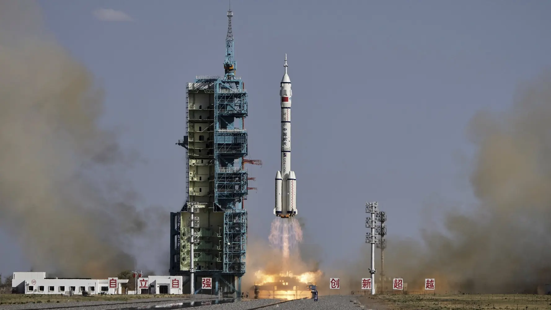 raketa dugi marš-2F, lansiranje rakete, kina - misija Šendžou-20 - 24 april 2025 - AP Photo Andy Wong-680a180166e8a.webp
