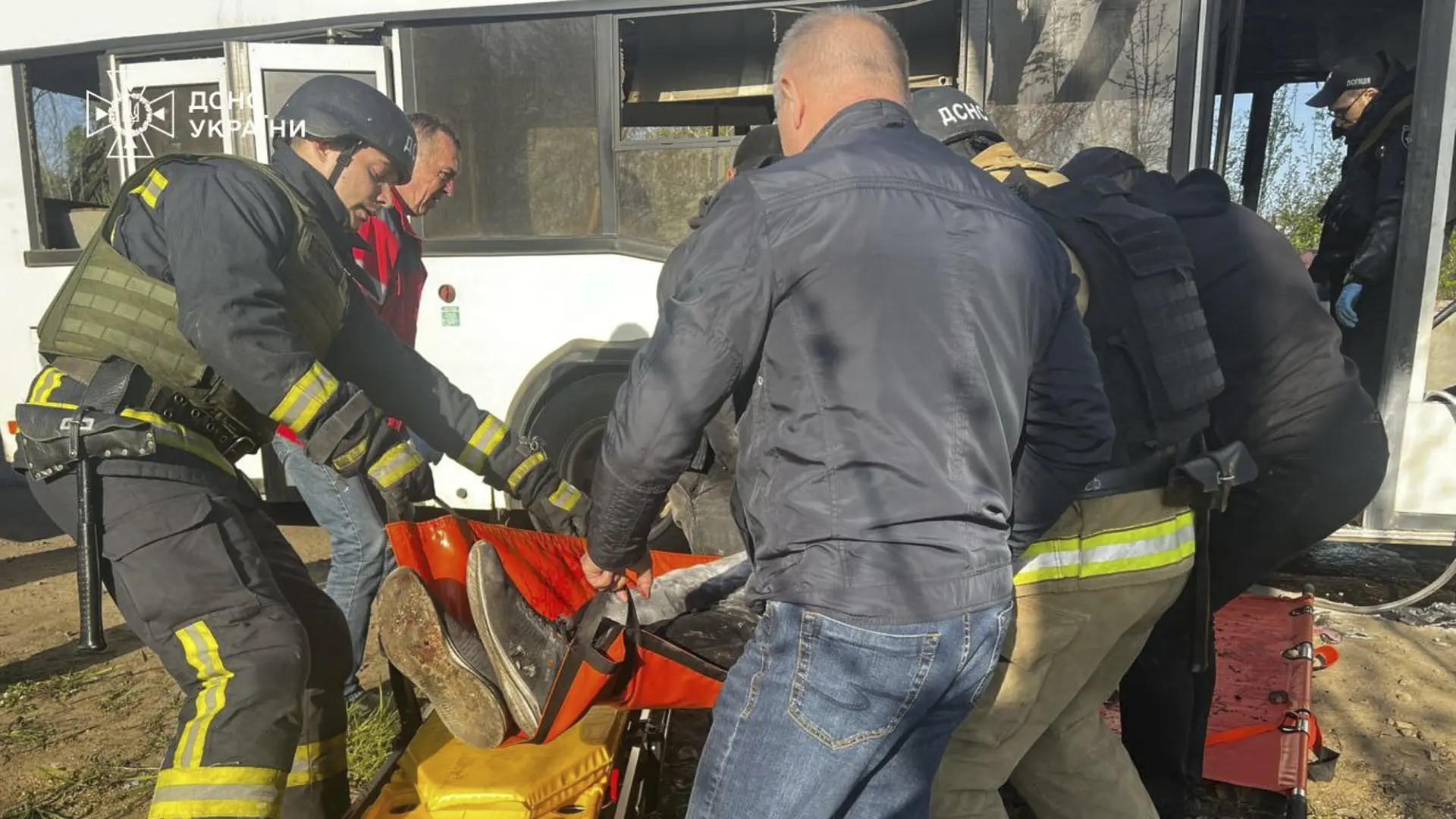 ruski napad dronom na ukrajinski autobus sa radnicima, napad drona, marganec, ukrajina, rat u ukrajini - 23 april 2025 - Ukrainian Emergency Service via AP (1)-6808922798ac8.webp