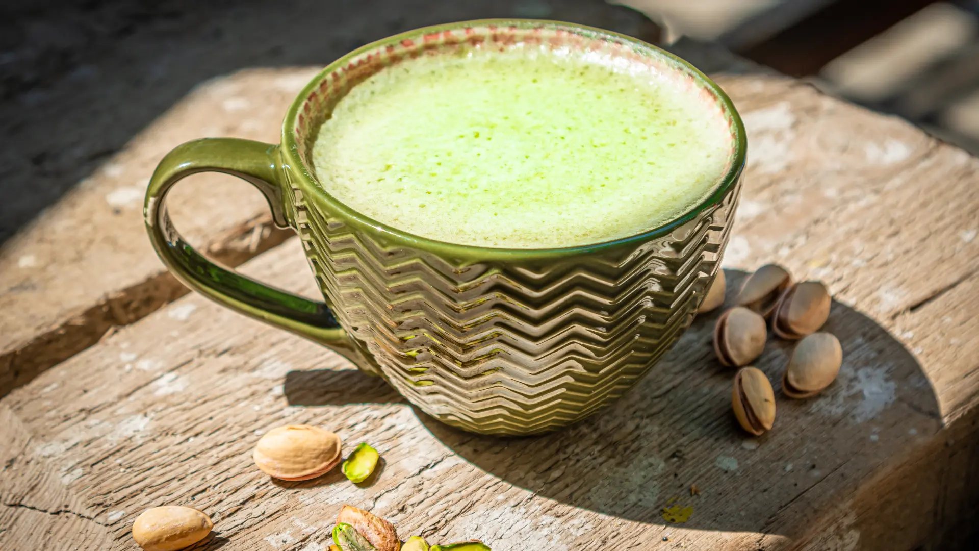 shutterstock_1959825532 kafa od pistaća pistaccino pistaći-680df60ebbfff.webp