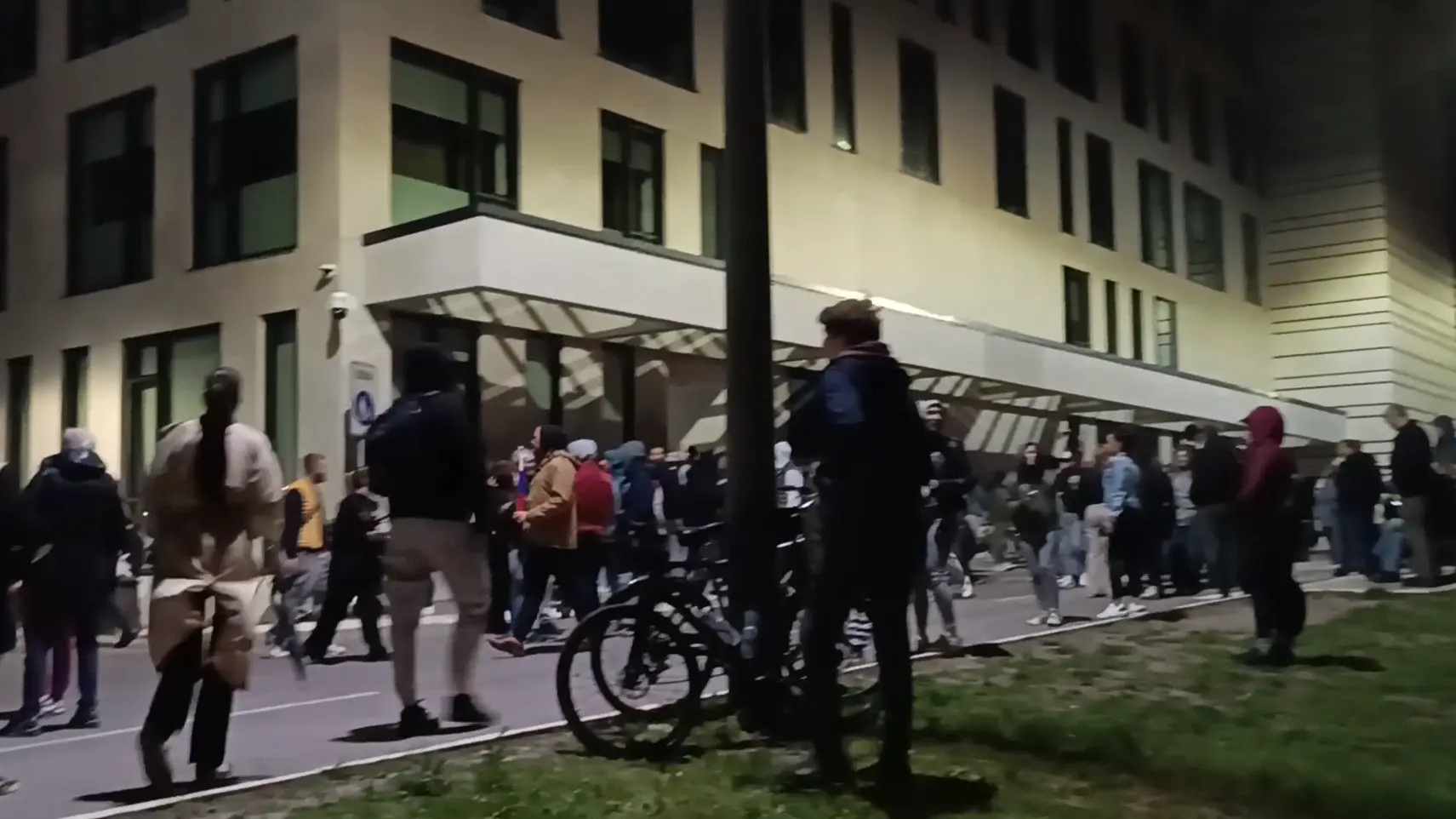 studenti ispred Radio-televizije Vojvodine, RTV Vojvodina - foto Tanjug Tanjug video-67fe39812f0e1.webp
