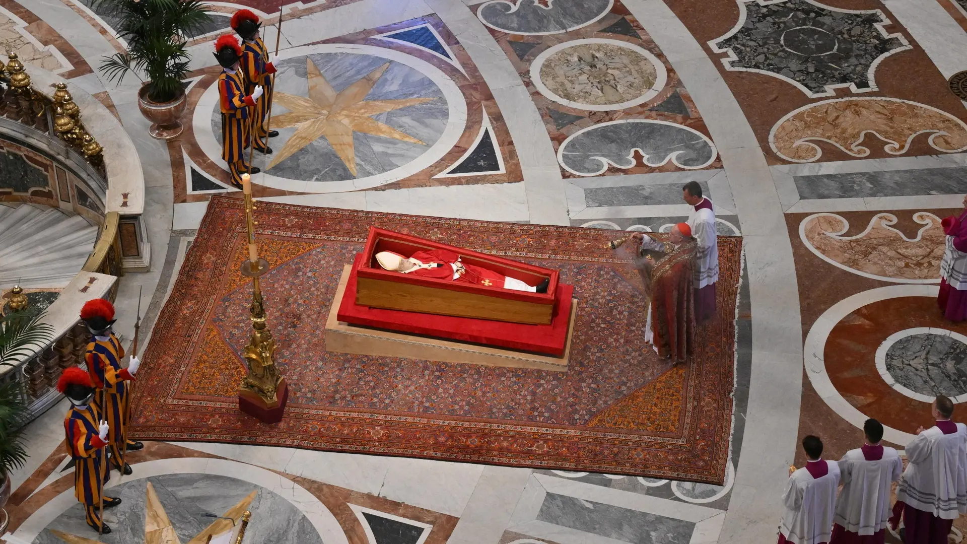 telo pape franje izloženo u bazilici svetog petra, bazilika svetog petra, papa franja - 23 april 2023 - Reuters (2)-6808b1f1e87b4.webp