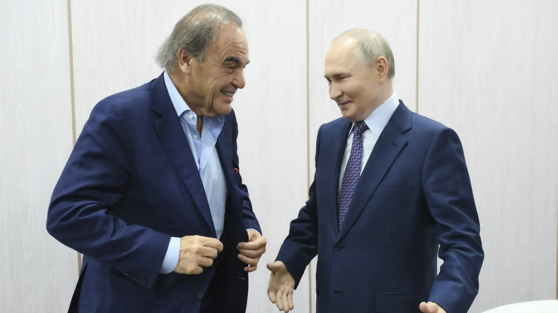 vladimir putin oliver stoun tanjug Grigory Sysoyev, Sputnik, Kremlin Pool Photo via AP)-681264c80a42b.webp