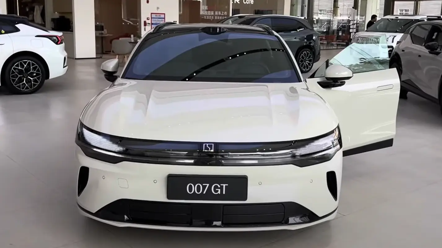 zeekr 007 gt - foto Printscreen Youtube Chinese Car Reviewer-6802464270d1a.webp