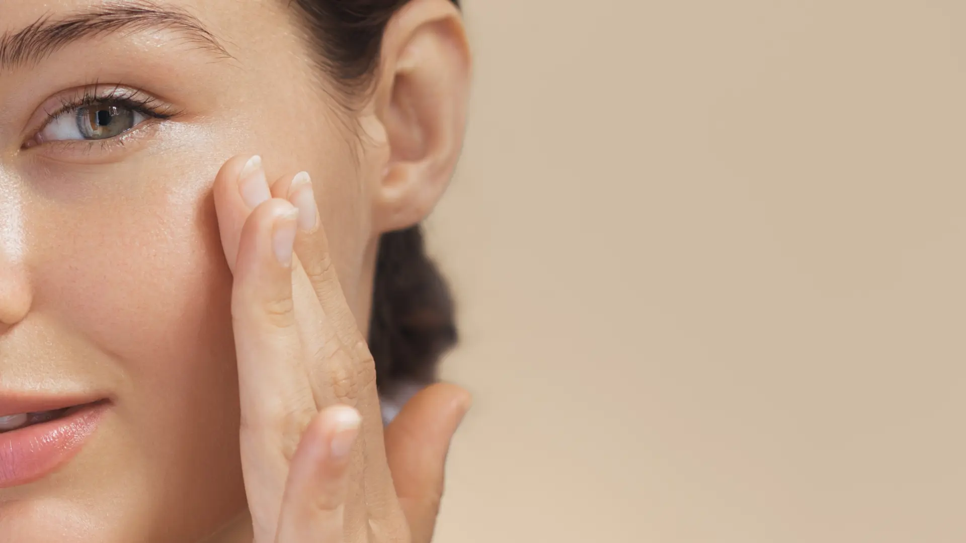 čisto lice nega lica krema tonik serum shutterstock-682868ae08dfb.webp