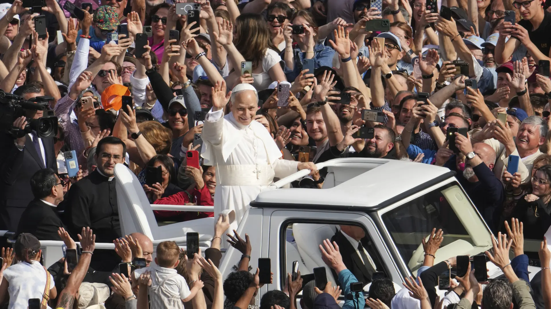 Tan2025-05-1810231895_9 papamobil papa lav xiv AP PhotoDomenico Stinellis-68299f98de0fc.webp