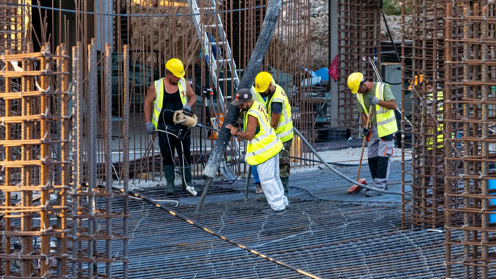 gradiliste radnici beton ploca izlivanje ploce građevina-6827459b02b87.webp
