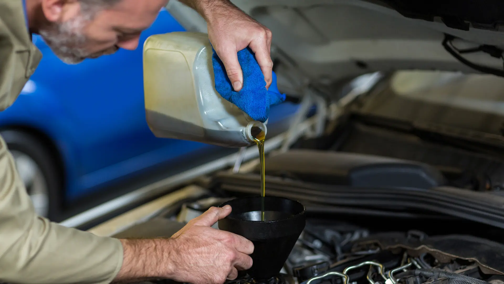 mechanic-pouring-oil-into-car-engine ulje auto-6835e0ed1700b.webp
