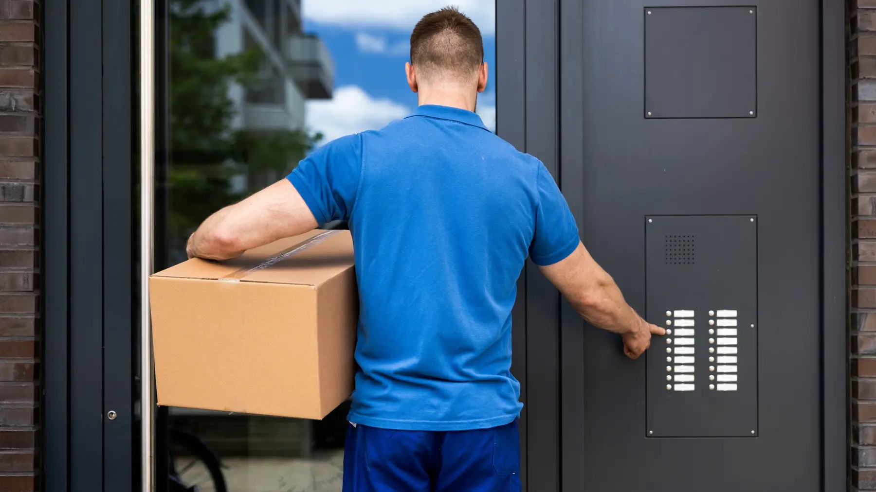 paket, pošiljka, isporuka pošiljke, paketa, kurirska služba, kurir, dostava - profimedia-0890170596-681a2a9cd7af1.webp