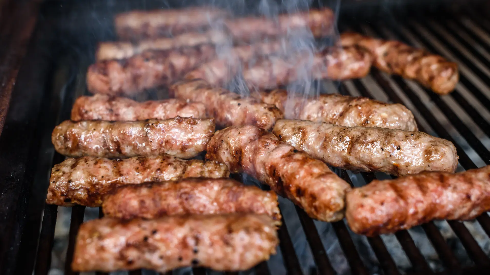 shutterstock_1819486118 ćevapi roštilj-6815e25aa4d6f.webp