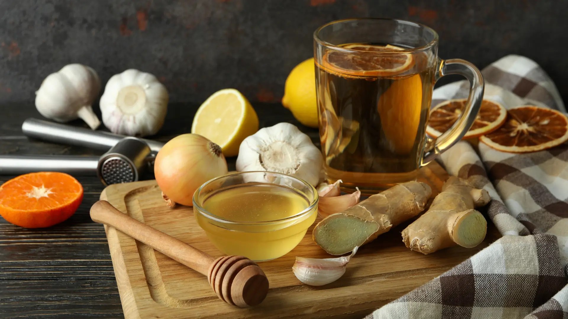 shutterstock_2097496672 detoks detoksikacije med honey beli luk đumbir čaj zdravo limun-68249d9ee8e49.webp