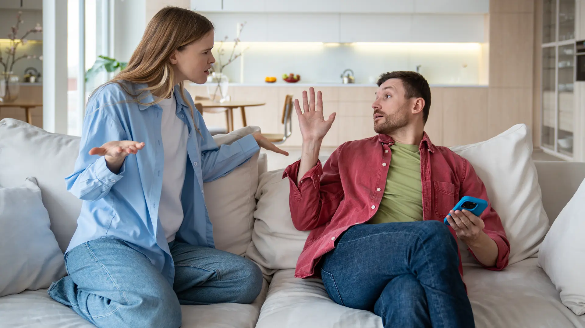 shutterstock_2403588257 ljubomora svađa prevara preljuba neverstvo poruke telefon brak ljubav veza odnos toksičan rasprava posesivnost-6839816d51199.webp