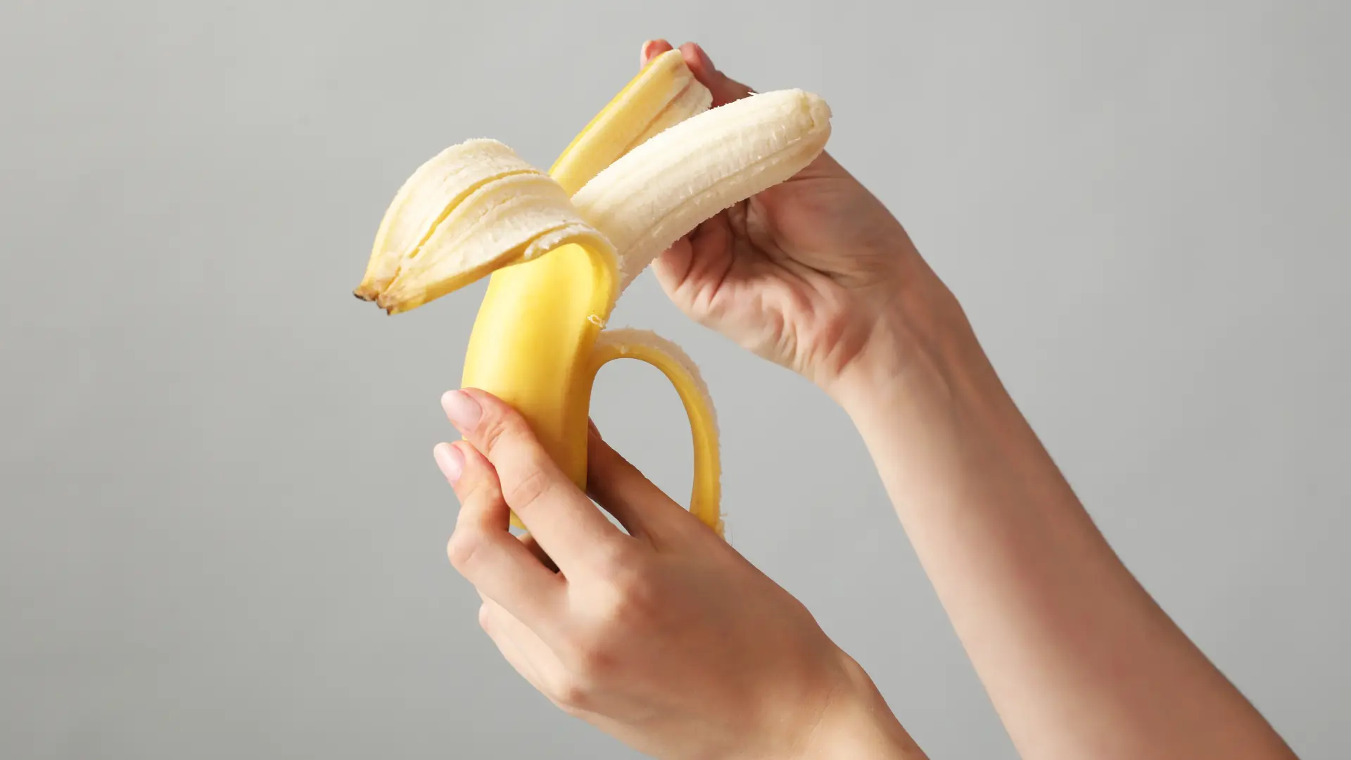 shutterstock_2415799011 banana polni organ penis banane oguljena banana-682b2e9d8d174.webp