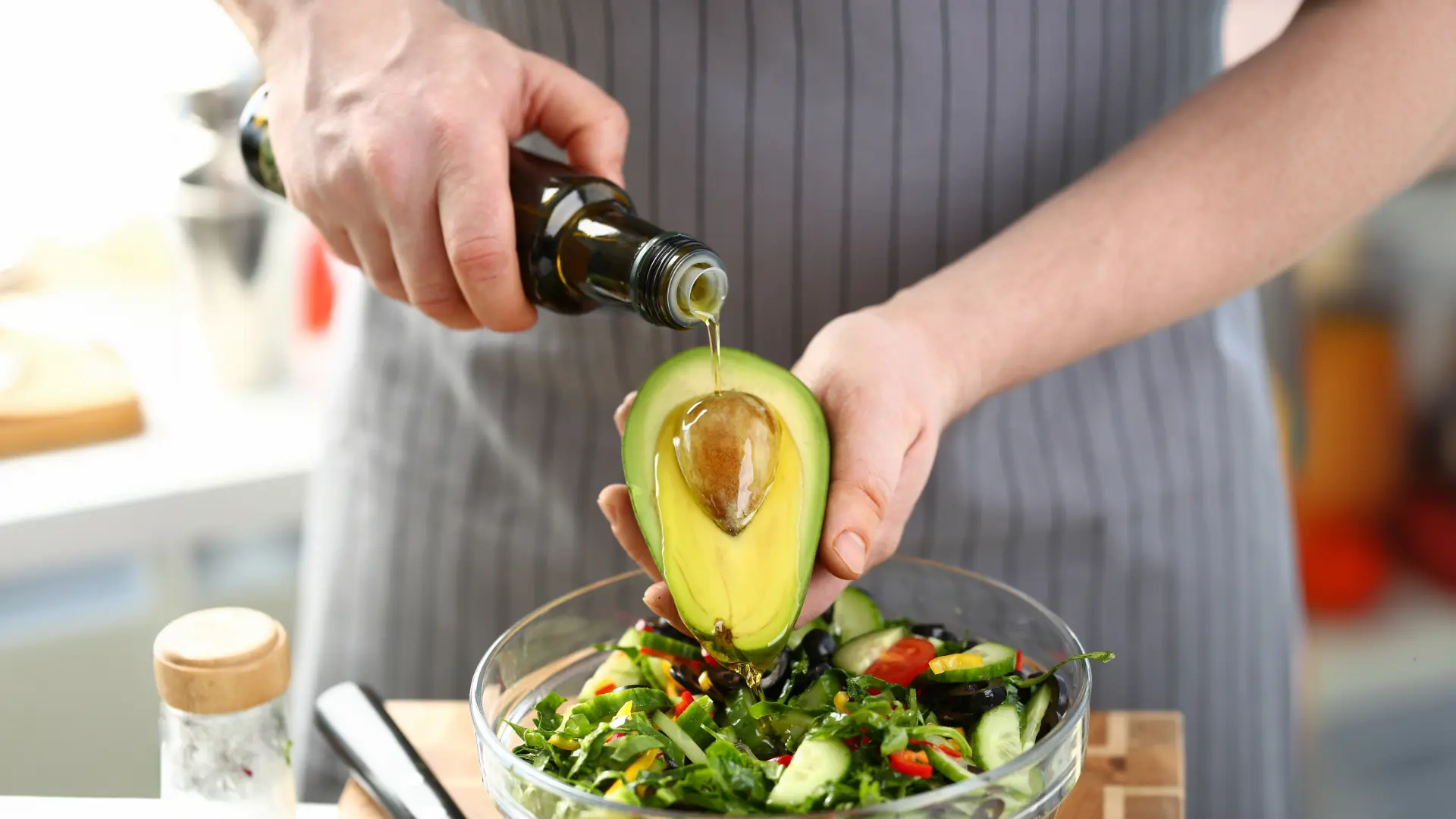 shutterstock_2466398451 salata maslinovo ulje avokado-682d83b92aac7.webp